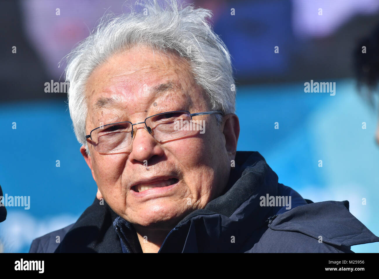 Pyeongchang, Südkorea. 05 Feb, 2018. Chang Ung, ein Mitglied des Internationalen Olympischen Komitee (IOC) aus Nordkorea, nimmt teil an einer Zeremonie für die Enthüllung des Olympischen Friedens Wandbild im Olympischen Dorf, in Pyeongchang, Südkorea, 05. Februar 2018. Die PyeongChang 2018 Olympische Winterspiele sind aufgrund von 09 - 25. Februar. Credit: Peter Kneffel/dpa/Alamy leben Nachrichten Stockfoto