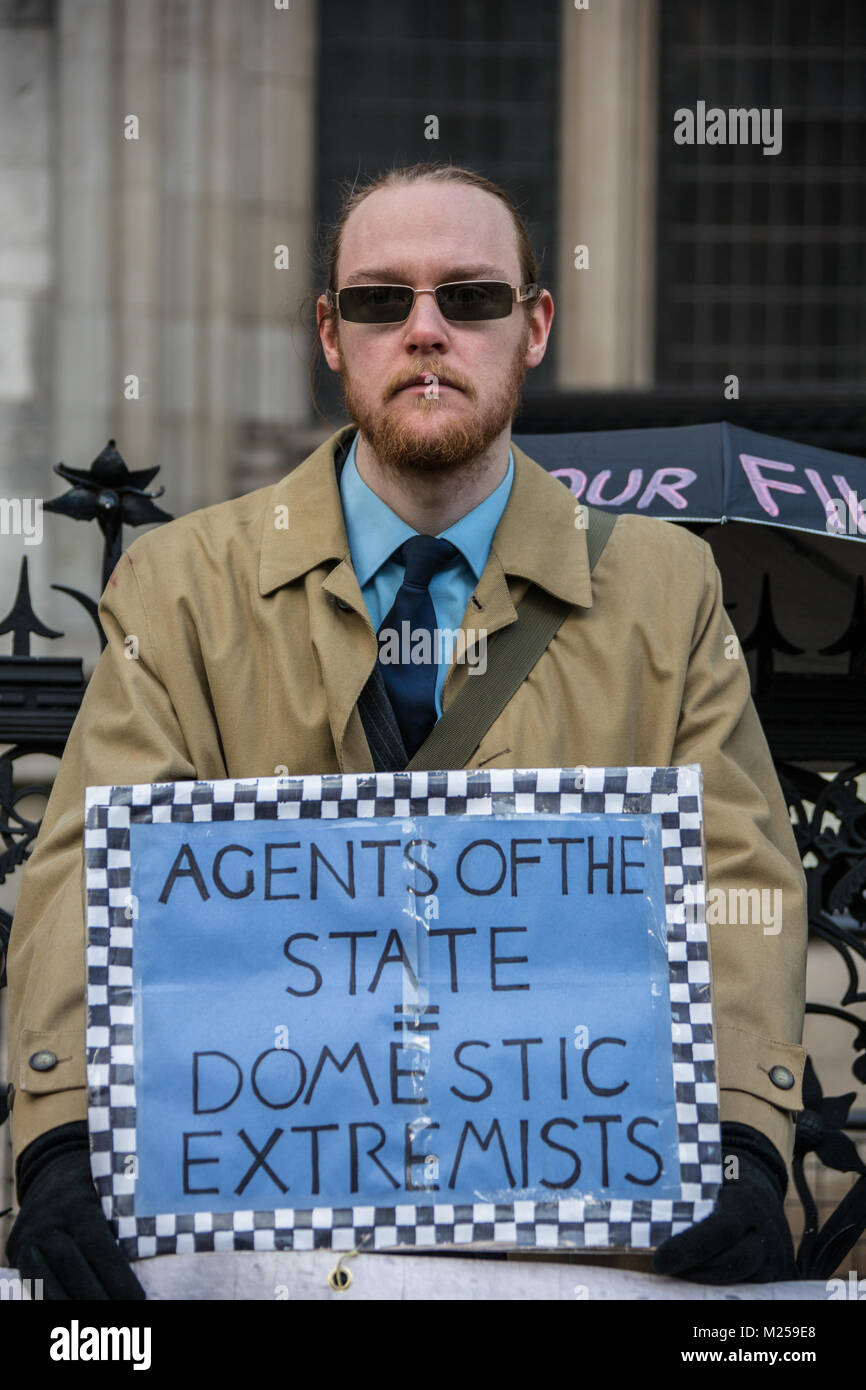 London, Großbritannien. Vom 5. Februar 2018. Die Demonstranten zeigten außerhalb der Royal Courts of Justice zu einem weiteren vorläufige Anhörung die Freilassung von sieben Polizisten Namen vor der Untersuchung der Britischen undercover Polizeiarbeit zu verlangen. David Rowe/Alamy Leben Nachrichten. Stockfoto