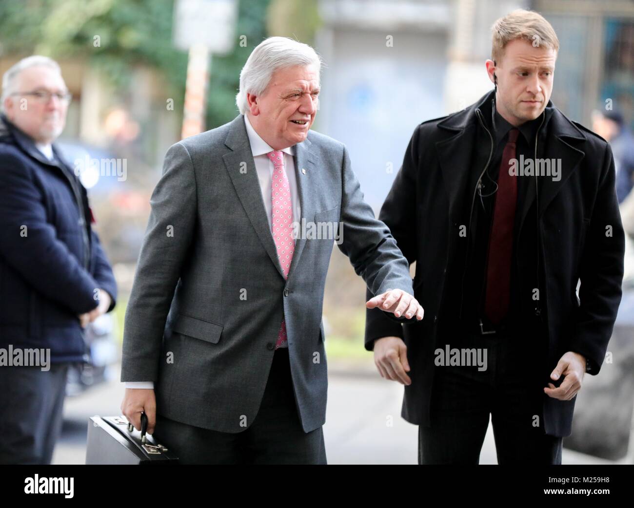 Berlin, Deutschland. 05 Feb, 2018. Volker Bouffier (CDU), Ministerpräsident von Hessen, kommt für die Koalitionsverhandlungen zwischen CDU, CSU und SPD in der SPD-Zentrale (Willy-Brandt-Haus) in Berlin, Deutschland, 05. Februar 2018. Credit: Kay Nietfeld/dpa/Alamy leben Nachrichten Stockfoto