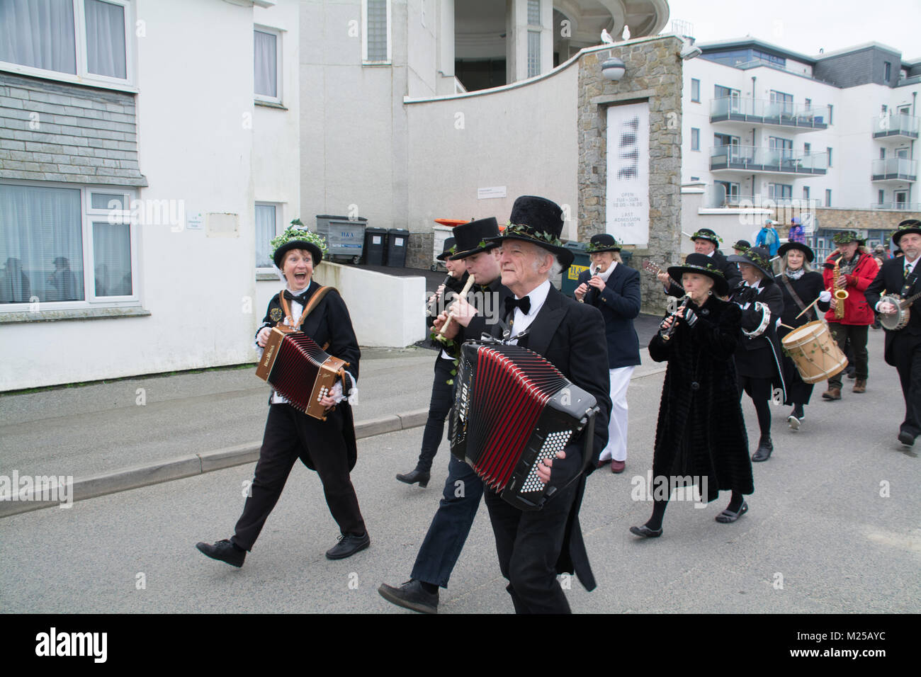 St Ives, Cornwall, UK. 5. Februar 2018. St Ives feiert es ist fest mit der. 9. Den bürgermeisterlichen Prozession wird der Guildhall für die venton Ia Gut an Porthmeor verlassen und, nach der kurzen Zeremonie gibt, in die Pfarrkirche von 10.30 Uhr Rückkehr wird als die Tradition ist, Tänzer aus St Uny Schule, wird der Tanz in der Prozession, Bagas Porthia wird die Musik zur Verfügung stellen und an der Zeremonie am Venton Ia. Foto: Simon Maycock/Alamy leben Nachrichten Stockfoto