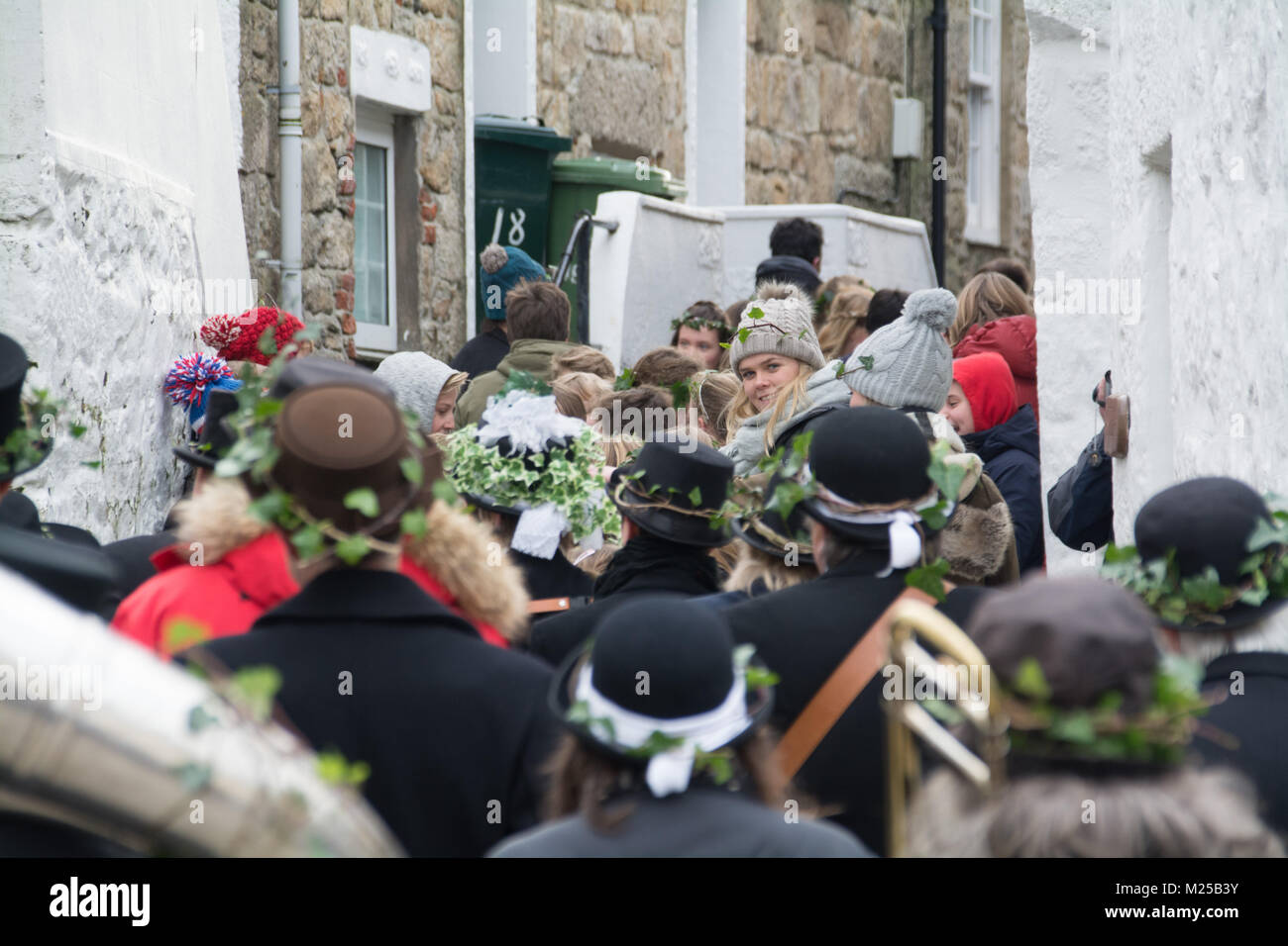 St Ives, Cornwall, UK. 5. Februar 2018. St Ives feiert es ist fest mit der. 9. Den bürgermeisterlichen Prozession wird der Guildhall für die venton Ia Gut an Porthmeor verlassen und, nach der kurzen Zeremonie gibt, in die Pfarrkirche von 10.30 Uhr Rückkehr wird als die Tradition ist, Tänzer aus St Uny Schule, wird der Tanz in der Prozession, Bagas Porthia wird die Musik zur Verfügung stellen und an der Zeremonie am Venton Ia. Foto: Simon Maycock/Alamy leben Nachrichten Stockfoto