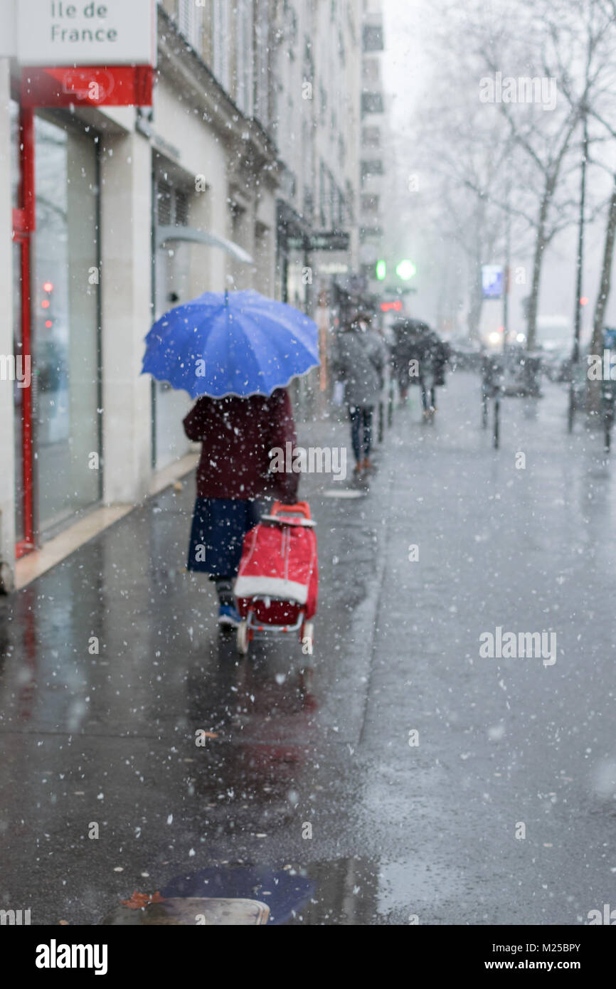 Paris Frankreich - am 5.Februar 2018: Schnee ist schwer fallen im Zentrum von Paris, den 5. Februar, 2018 Credit: RichFearon/Alamy leben Nachrichten Stockfoto