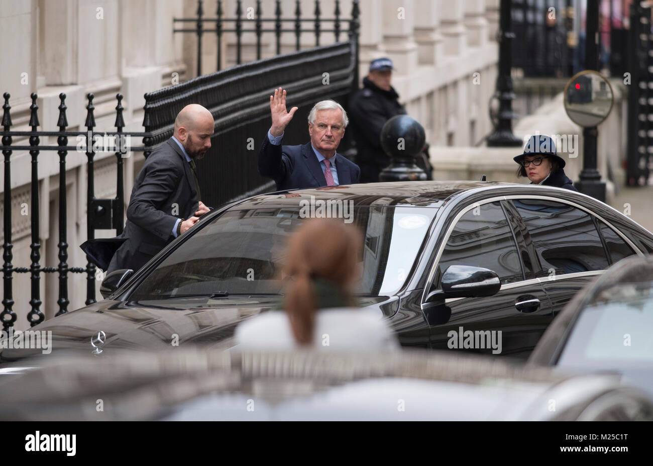 Downing Street, London, UK. Vom 5. Februar 2018. Michel Barnier, der als Chefunterhändler der EU Brexit Verhandlungsteam kommt in Downing Street zum Mittagessen - Zeit Konferenz von Sabine Weyand, Stellvertretender Chefunterhändler begleitet. Credit: Malcolm Park/Alamy Leben Nachrichten. Stockfoto