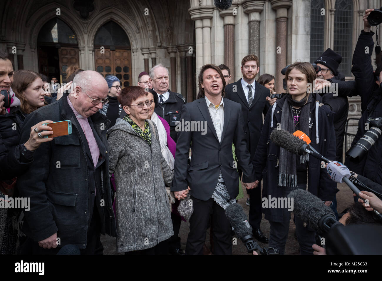 London, Großbritannien. 5. Februar, 2018. Lauri Liebe verlässt den Royal Courts of Justice mit seiner Familie und Freundin, nachdem er seine Beschwerde gegen Auslieferung an uns. Rechtsanwälte für die 32-Jährige, der lebt in Suffolk, vertrat die Meinung, dass er für seinen angeblichen Verbrechen in Großbritannien versucht werden sollte und dass er Gefahr, sich selbst zu töten, Wenn in die USA geschickt werden. Liebe ist mit leiten eine 2013 Cyber-Angriff durch Anonyme auf US-Websites der Regierung erhoben. Credit: Guy Corbishley/Alamy leben Nachrichten Stockfoto