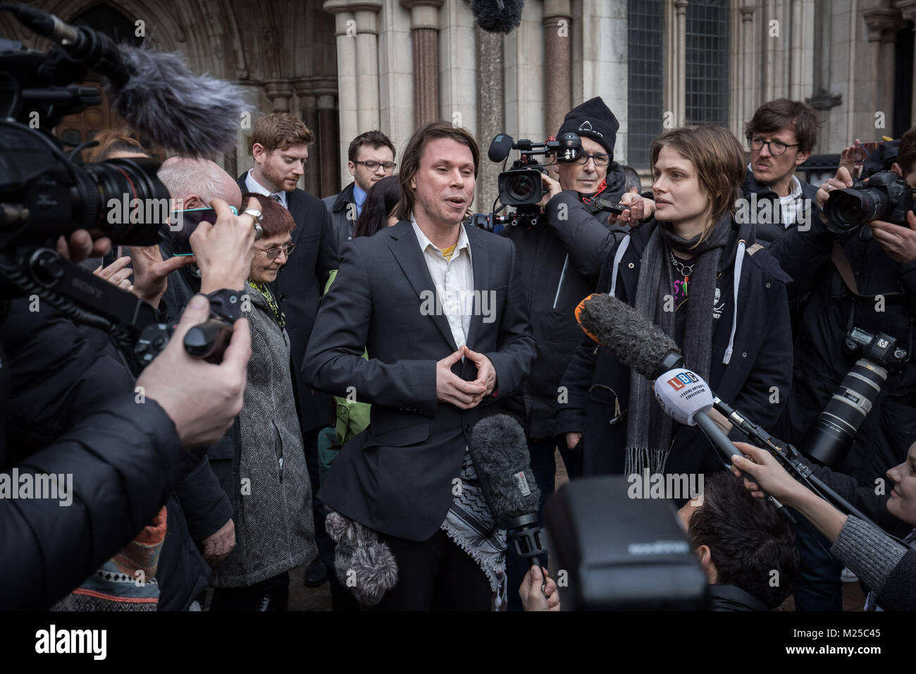 London, Großbritannien. 5. Februar, 2018. Lauri Liebe verlässt den Royal Courts of Justice mit seiner Familie und Freundin, nachdem er seine Beschwerde gegen Auslieferung an uns. Rechtsanwälte für die 32-Jährige, der lebt in Suffolk, vertrat die Meinung, dass er für seinen angeblichen Verbrechen in Großbritannien versucht werden sollte und dass er Gefahr, sich selbst zu töten, Wenn in die USA geschickt werden. Liebe ist mit leiten eine 2013 Cyber-Angriff durch Anonyme auf US-Websites der Regierung erhoben. Credit: Guy Corbishley/Alamy leben Nachrichten Stockfoto