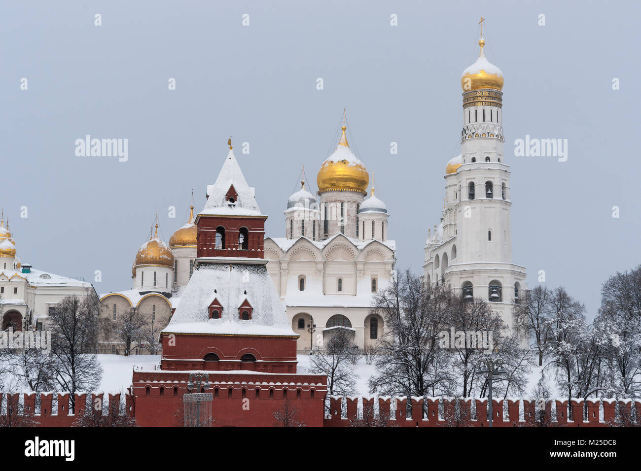 Russische Wetter, Moskau. Montag, 5. Februar 2018. Die Stadt belebt nach dem monatlichen Norm der Schnee es am letzten Wochenende erhielt. Kommunale Dienstleistungen alle Ressourcen, um die Straßen und Plätze von der dicken weißen Teppich von Schneeflocken zu reinigen mobilisieren. Die Temperatur zu niedrig, -10 C (14 F), noch Schneeschauer. Tainitskaya (geheime) Turm der Kreml, die Erzengel Kathedrale und den Glockenturm "Iwan der Große" (rechts). Credit: Alex's Bilder/Alamy leben Nachrichten Stockfoto