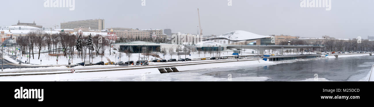 Russische Wetter, Moskau. Montag, 5. Februar 2018. Die Stadt belebt nach dem monatlichen Norm der Schnee es am letzten Wochenende erhielt. Kommunale Dienstleistungen alle Ressourcen, um die Straßen und Plätze von der dicken weißen Teppich von Schneeflocken zu reinigen mobilisieren. Die Temperatur zu niedrig, -10 C (14 F), noch Schneeschauer. Panoramablick auf die Neue Zaryadie Landschaftspark durch den Kreml und in der Nähe der Moskauer Fluss im Winter. Credit: Alex's Bilder/Alamy leben Nachrichten Stockfoto