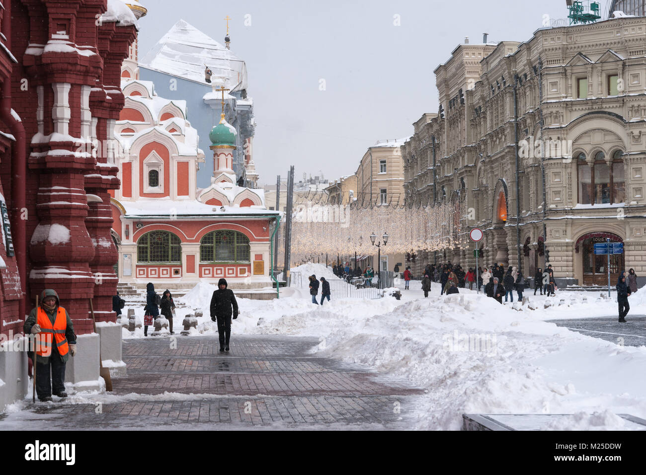 Russische Wetter, Moskau. Montag, 5. Februar 2018. Die Stadt belebt nach dem monatlichen Norm der Schnee es am letzten Wochenende erhielt. Kommunale Dienstleistungen alle Ressourcen, um die Straßen und Plätze von der dicken weißen Teppich von Schneeflocken zu reinigen mobilisieren. Die Temperatur zu niedrig, -10 C (14 F), noch Schneeschauer. Berge von Schnee auf dem Roten Platz zwischen dem Museum der russischen Geschichte (links) und beleuchtete Nikolskaya (St. Nicholas') Straße (Hintergrund). Credit: Alex's Bilder/Alamy leben Nachrichten Stockfoto