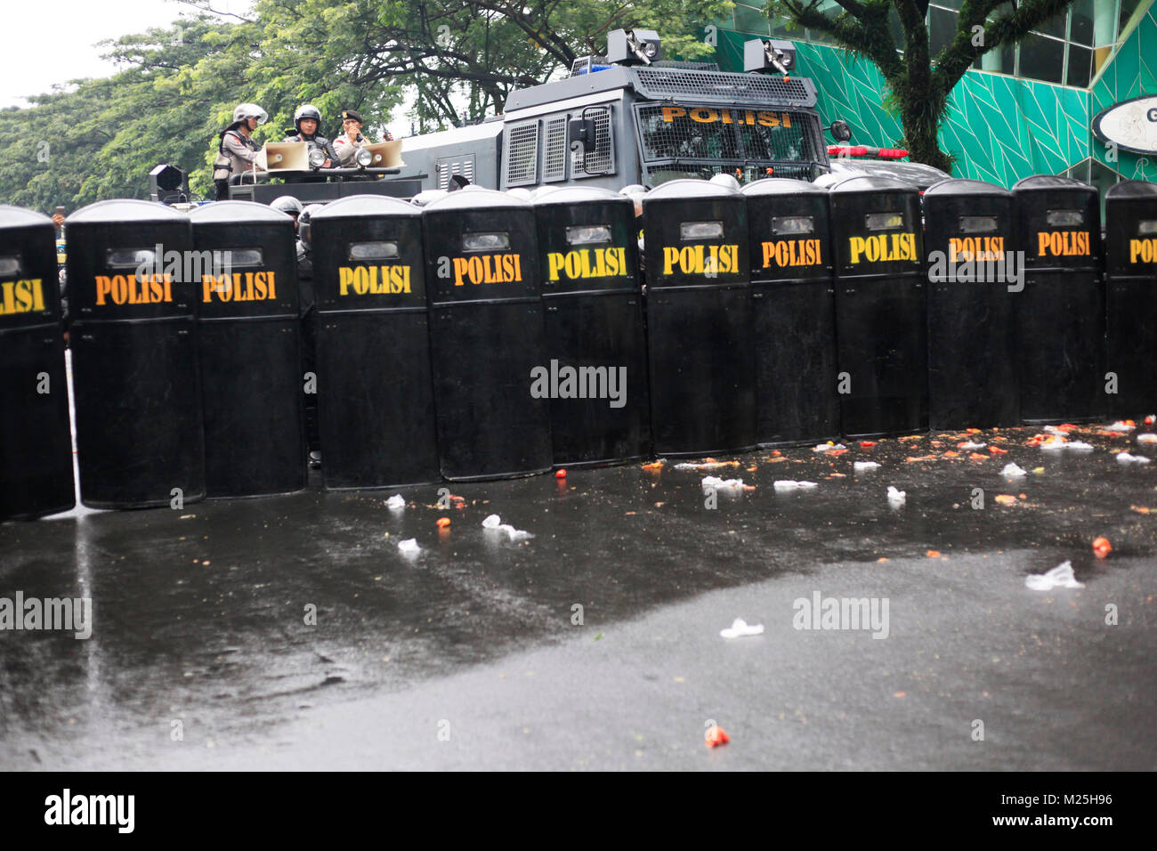 Indonesische Polizei, Barrikaden in der Demonstrationen während einer Simulation der Kommunalwahlen in Bogor, West Java, Indonesien. Vom 3. Februar 2018 Stockfoto