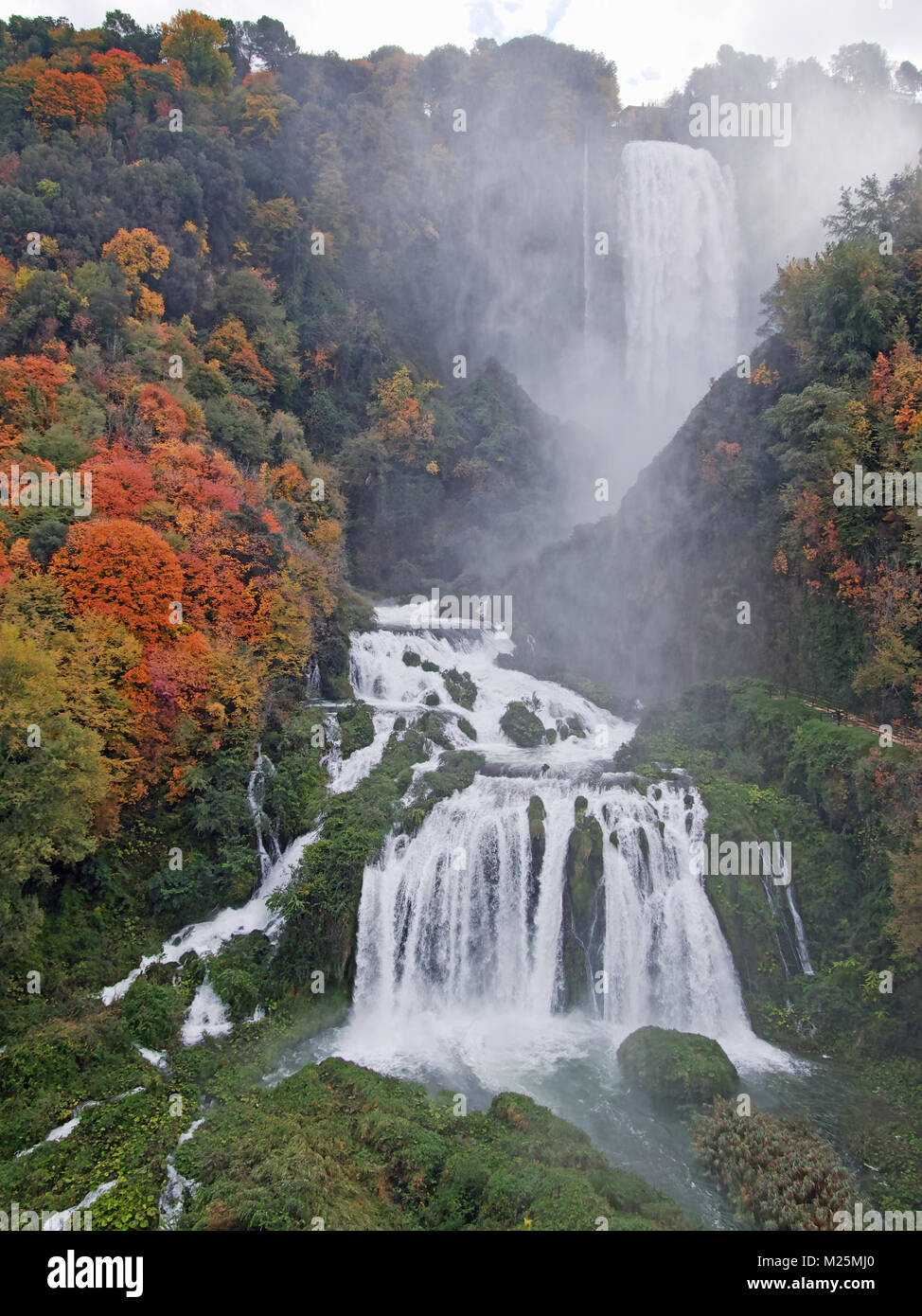 Warme Herbstfarben am Wasserfall von Marmore Stockfoto