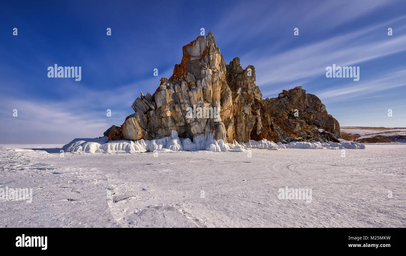 Rock Shamanka aus gefrorenen Baikalsee. Heilige Kap Burkhan. Insel Olchon. Irkutsk Region. Russland Stockfoto