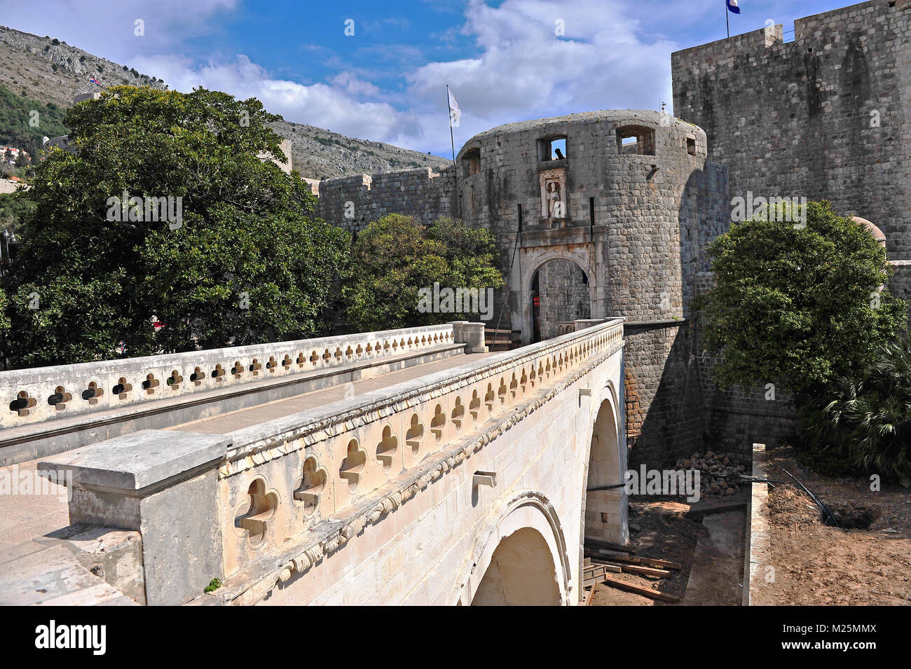 Alte Brücke und Eingang in die Altstadt von Dubrovnik, Kroatien Stockfoto