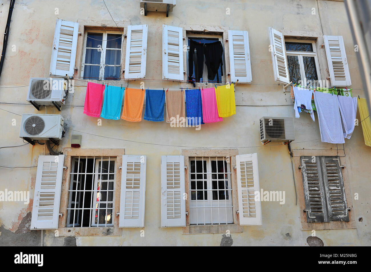 Hängende Wäsche auf dem hellgrauen Haus, Perast, Kroatien Stockfoto