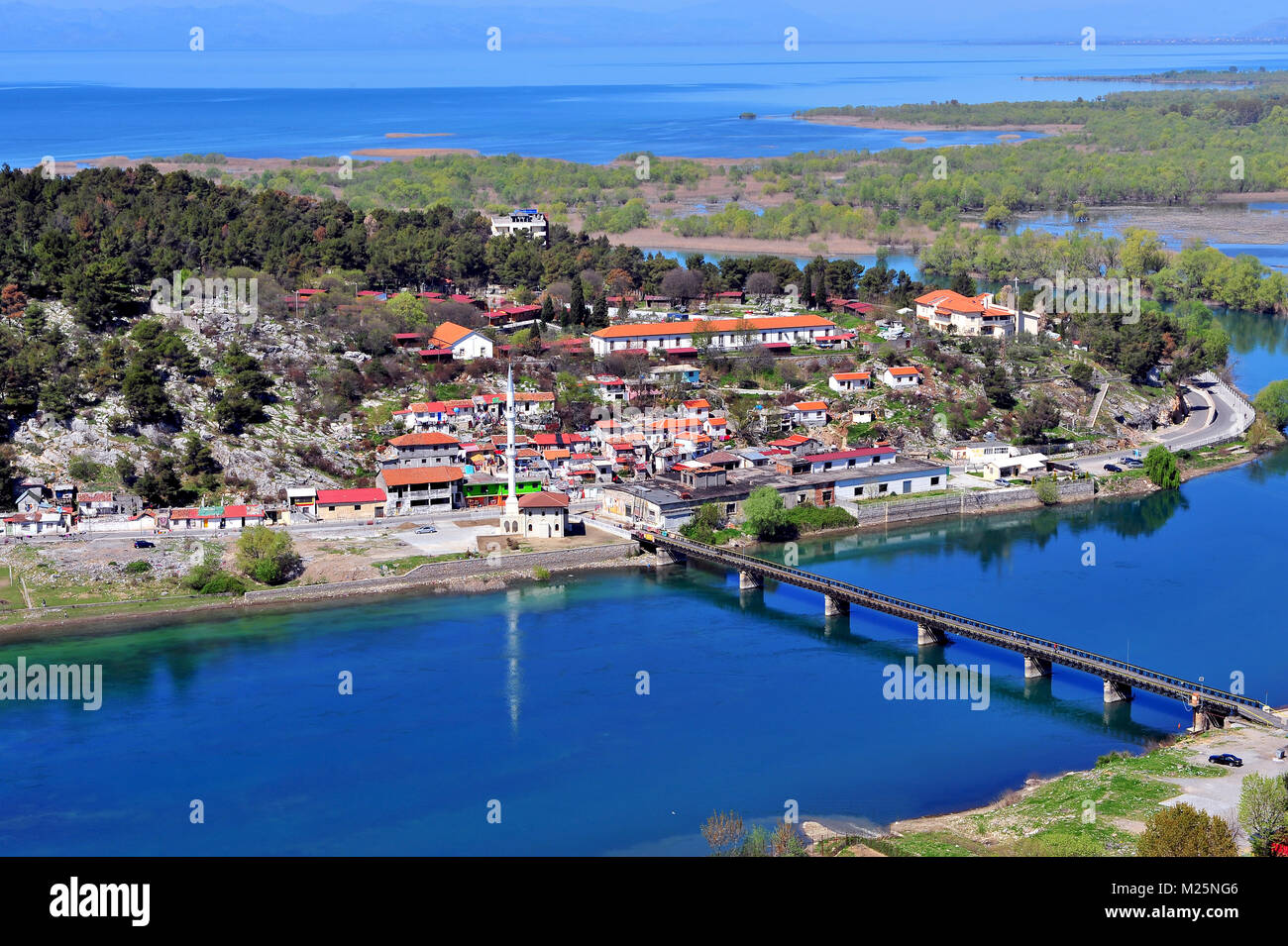 Panorama von einer kleinen Stadt am Skutarisee. Die natürliche Landschaft des westlichen Albanien Stockfoto