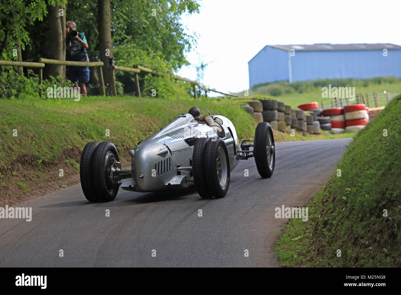 Hans-Joachim Stuck Befugnisse der Auto Union Typ C Erholung aus der Esse in Shelsley Walsh Bergrennen im Jahr 2016. Stockfoto