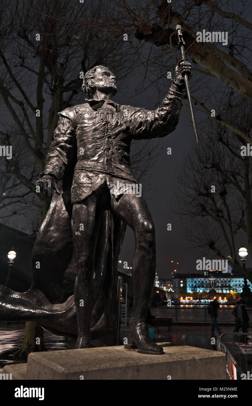 Die Statue von Sir Laurence Olivier O. M. in der Nähe der Queen Elizabeth Hall. Er war der berühmteste Schauspieler seiner Generation und bemerkenswertesten Shakespeare Stockfoto