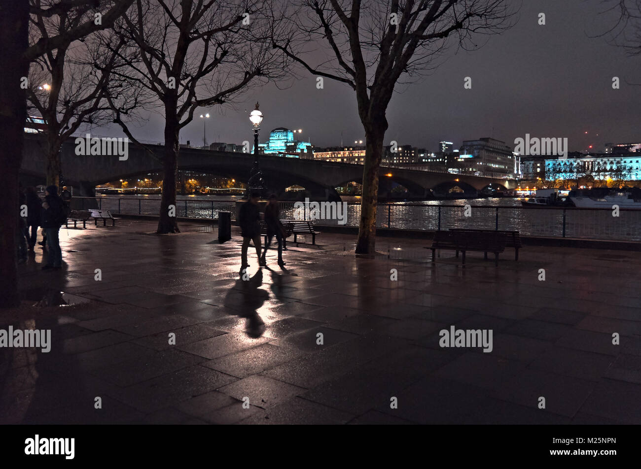 Themse Spaziergänge im winter nacht. London, Großbritannien Stockfoto