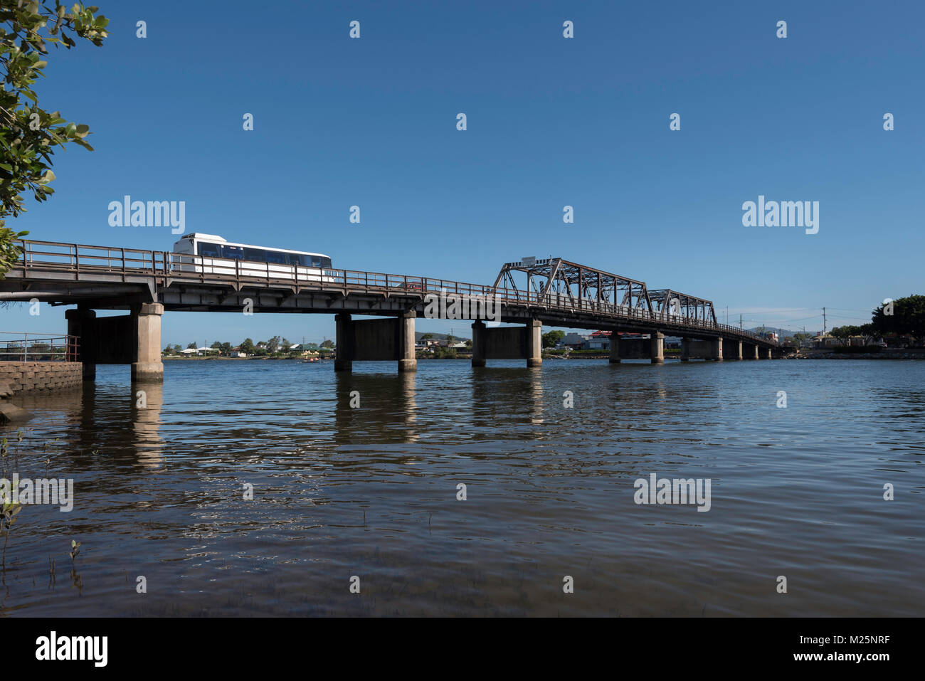 Eine Ansicht von der Nordseite des Nambucca River Der macksville Brücke im Norden von NSW, Australien. Im Jahre 1931 als Teil des Pacific Highway gebaut Stockfoto