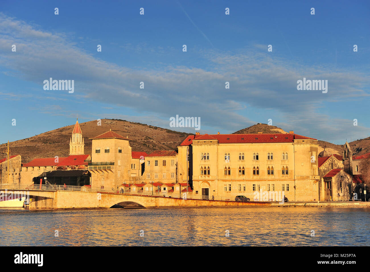 Die historische Stadt Trogir auf Sonnenuntergang, Kroatien Stockfoto