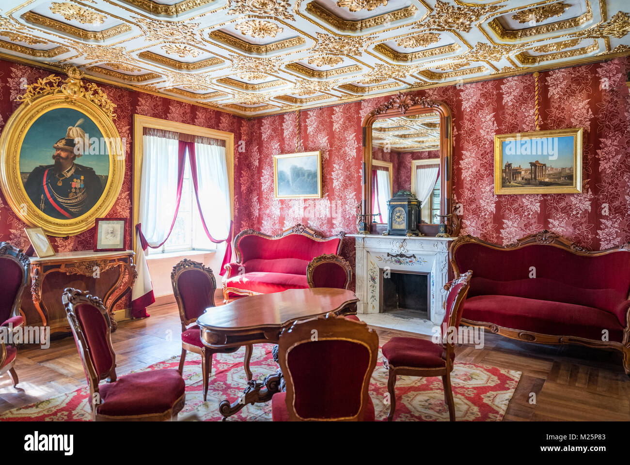 Rot Gestrichener Raum Stockfotos Und Bilder Kaufen Alamy