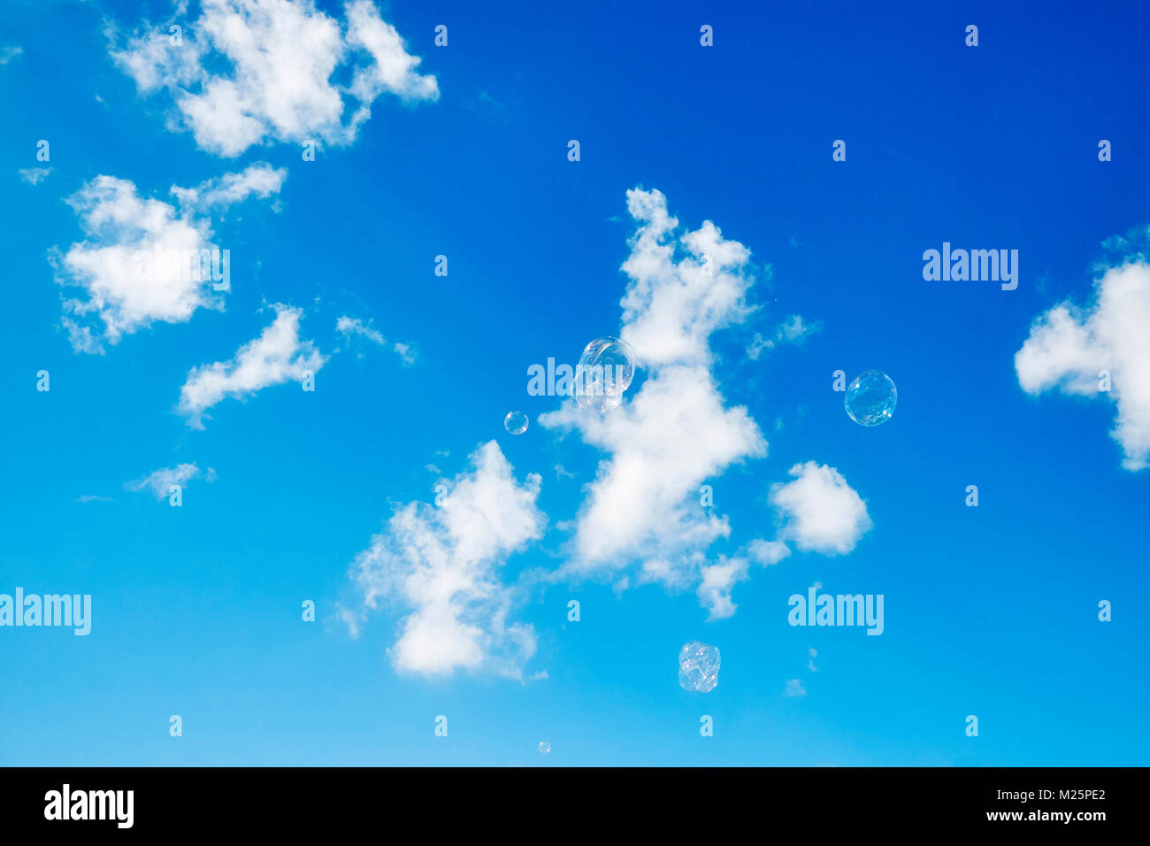 Seifenblasen vor dem Hintergrund des blauen Himmels. Stockfoto