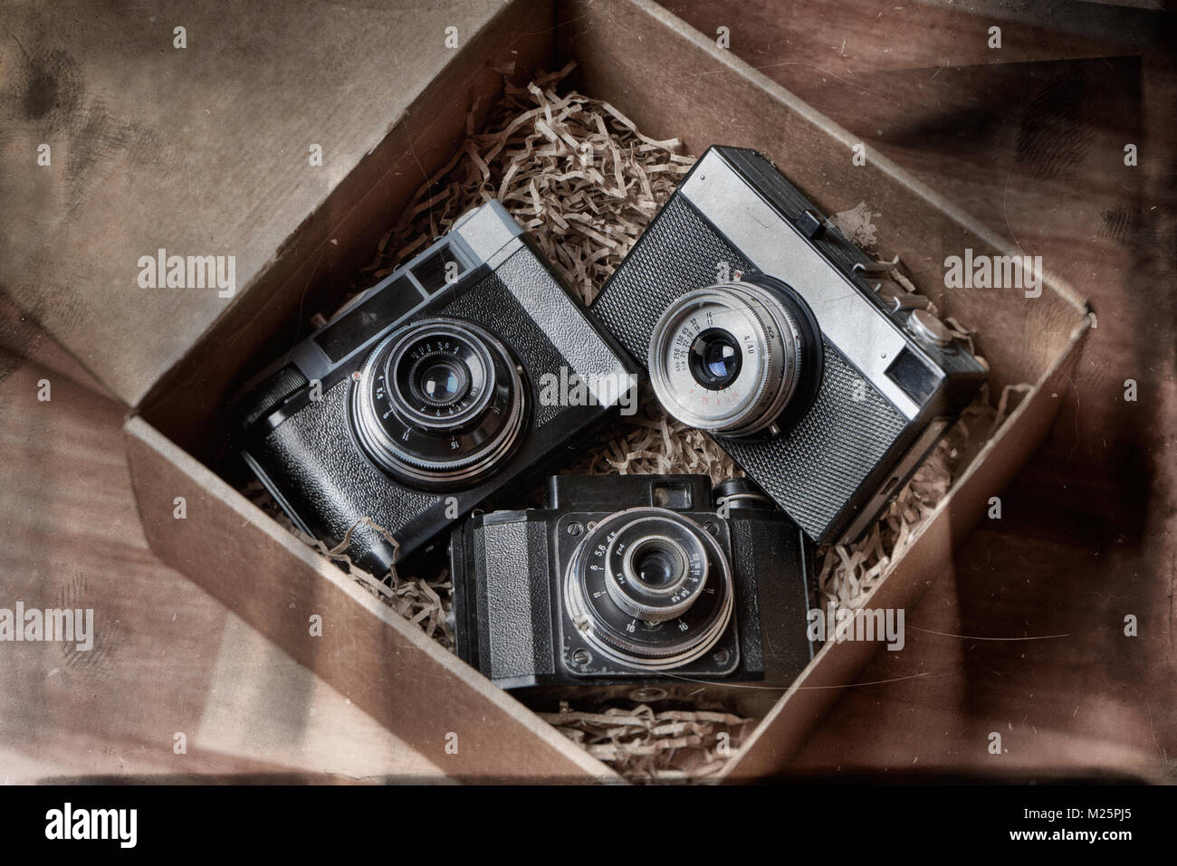 Alten retro Sucherkameras in der Post Box Stockfoto