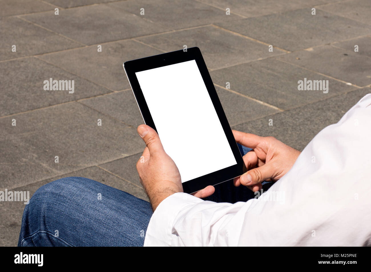 Nahaufnahme eines digitalen Tablet in männlichen Händen mit Bildschirm löschen Stockfoto