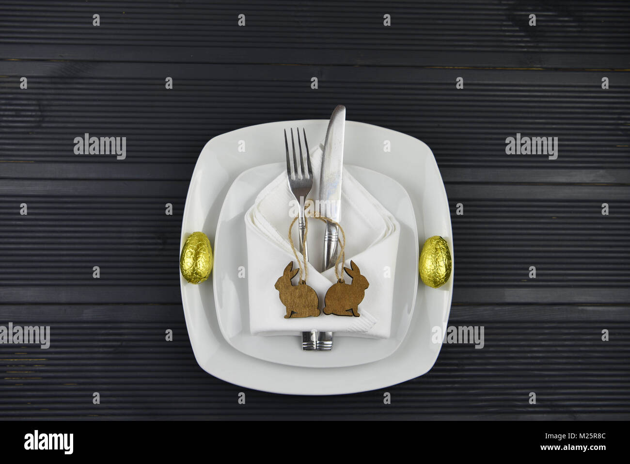 Ostern Tisch Einstellung mit Dekorationen Stockfoto