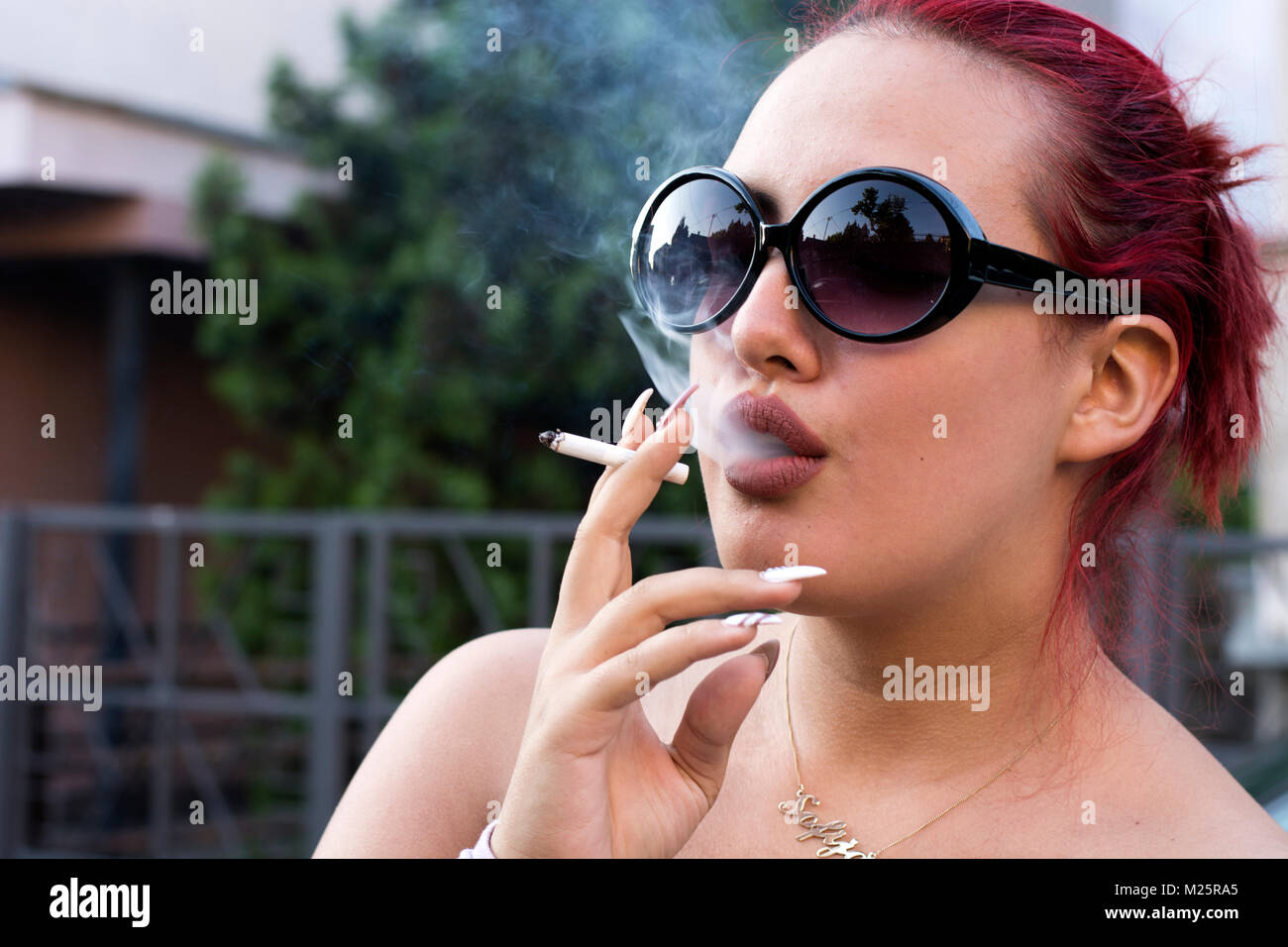 Student's Pause für Zigarettenanzünder Stockfoto