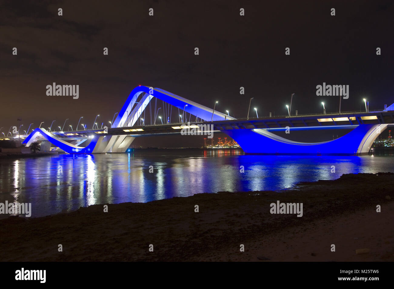 Die Sheikh Zayed Brücke in Abu Dhabi. Seine geschwungene Design Bögen evoke wellenförmigen Sanddünen der Wüste. Es hat auch eine bunte subtil wechselnden Licht Stockfoto