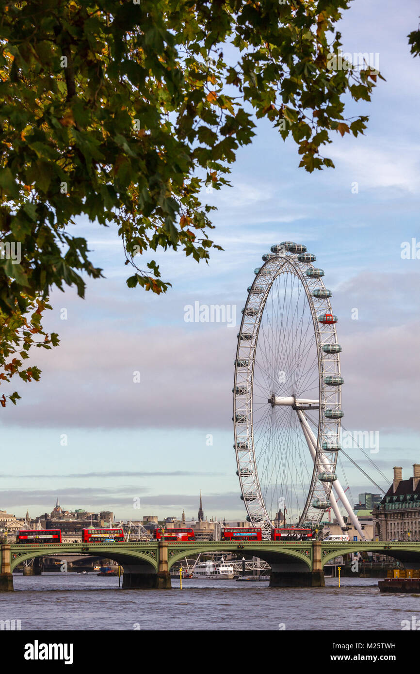 LONDON, Großbritannien - 29 Oktober, 2012: Doppeldecker Busse entlang der Westminster Bridge über die Themse, Iconic London Eye Riesenrad Stockfoto