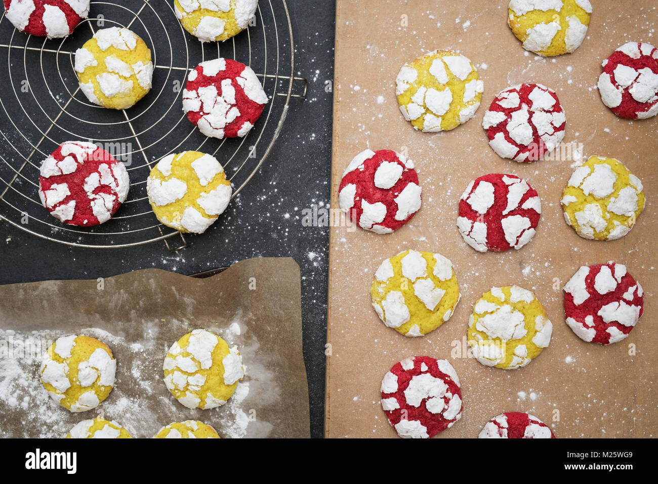 Hausgemachte Zitrone und Himbeere Crinkle Cookies auf eine Kühlung Rack auf schiefer Hintergrund Stockfoto