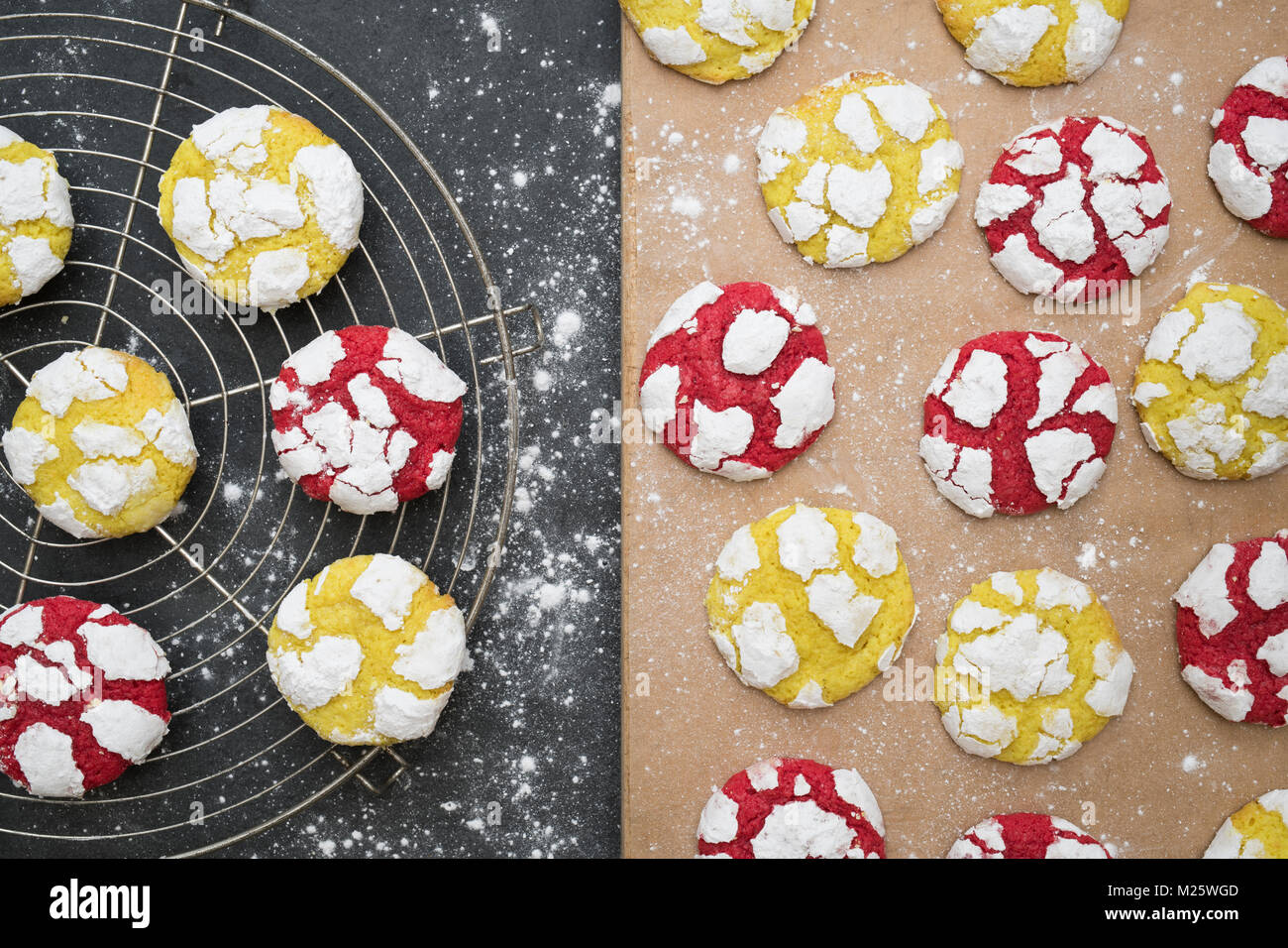 Hausgemachte Zitrone und Himbeere Crinkle Cookies auf eine Kühlung Rack auf schiefer Hintergrund Stockfoto