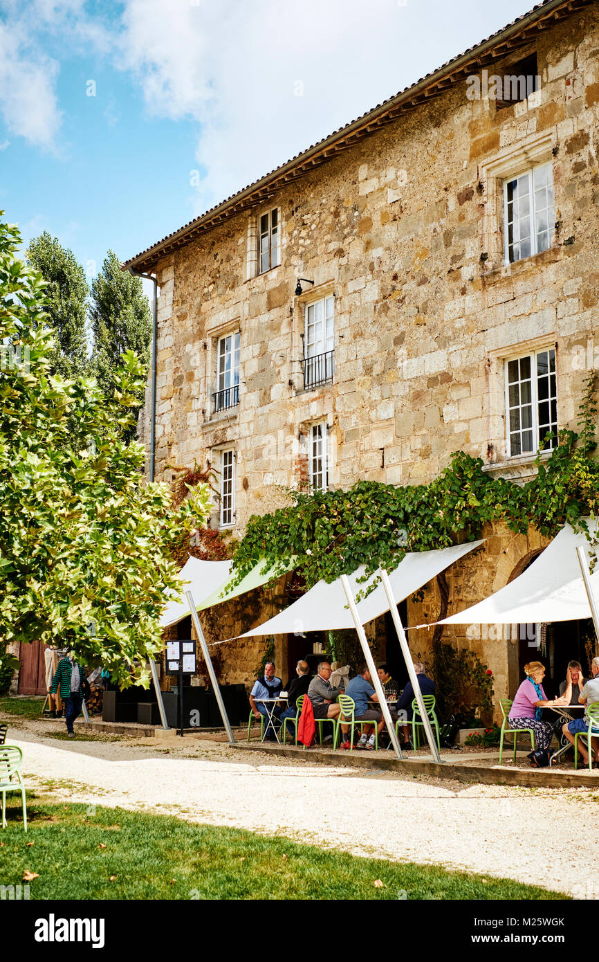 Alfresco Essen in St Jean de Cole in der Dordogne Frankreich - eines der schönsten Dörfer von Frankreich - les plus beaux villages de France. Stockfoto