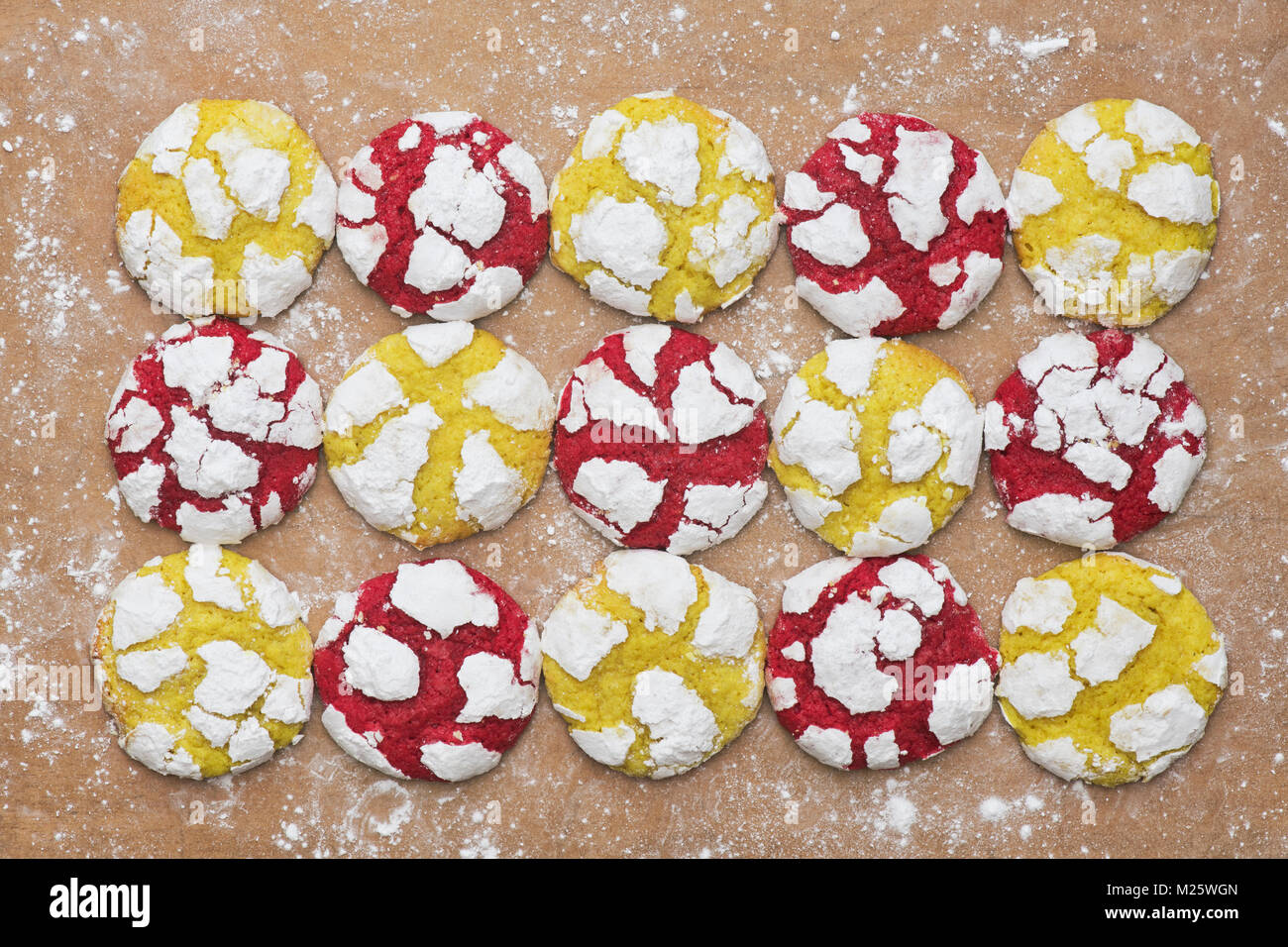 Hausgemachte Zitrone und Himbeere Crinkle Cookies auf ein Backblech. Großbritannien Stockfoto