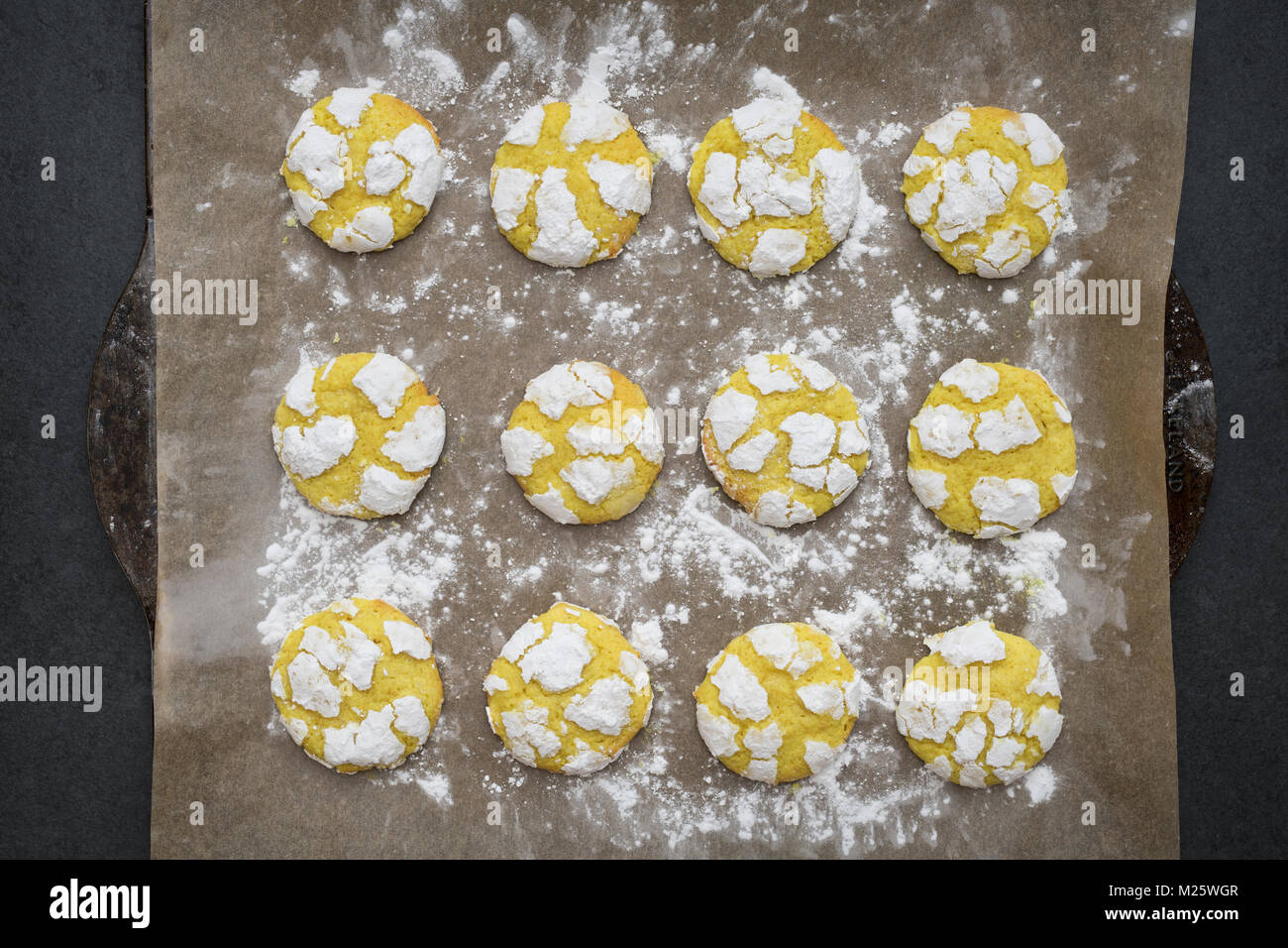 Hausgemachte Zitrone Crinkle Cookies auf ein Backblech. Großbritannien Stockfoto