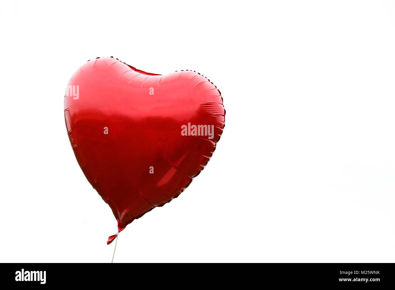 Herzförmige rote Gasballon in Weiß Einstellung Stockfoto