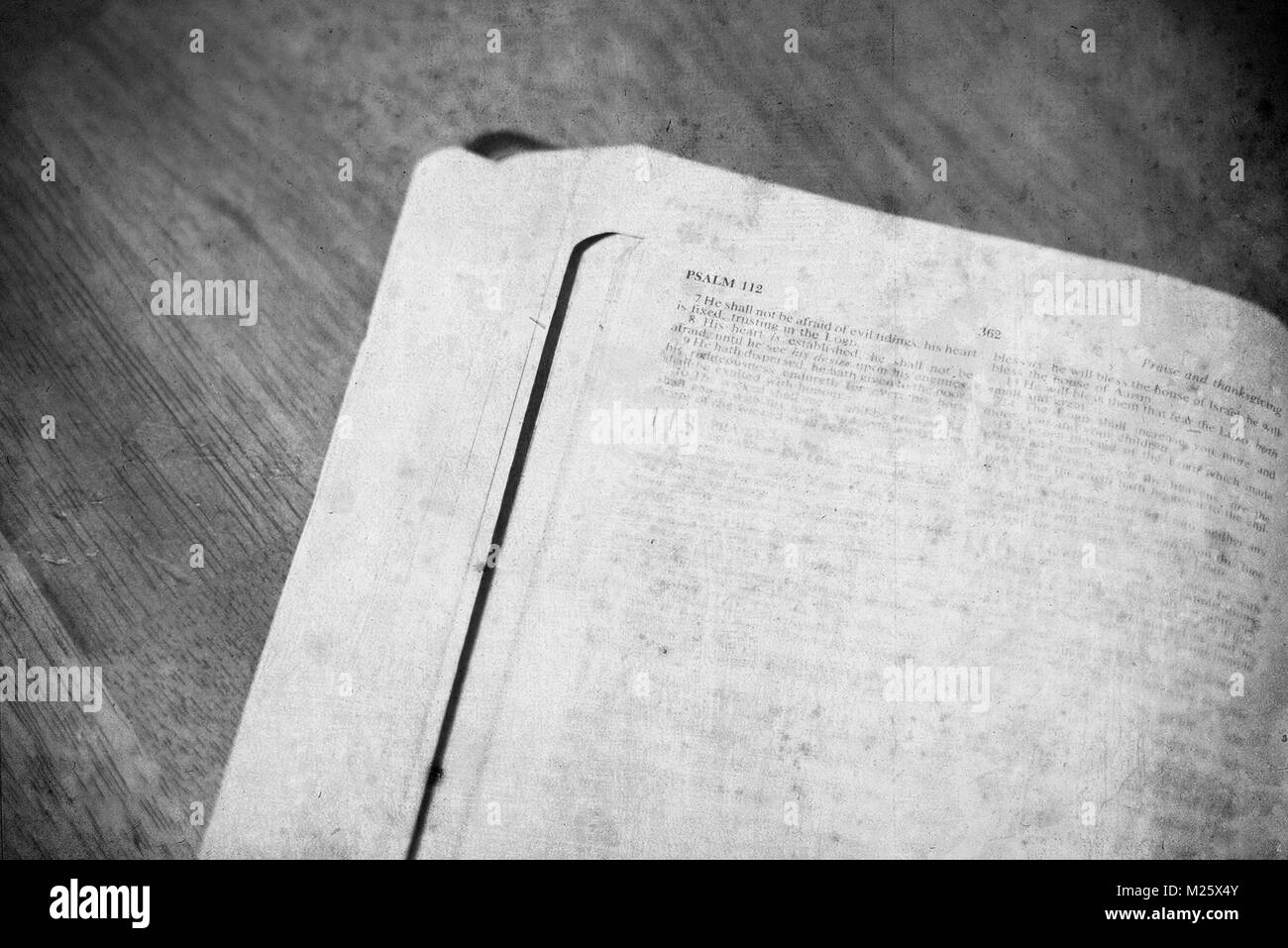 Bible Open Schwarzweiss Stockfotos Und Bilder Alamy
