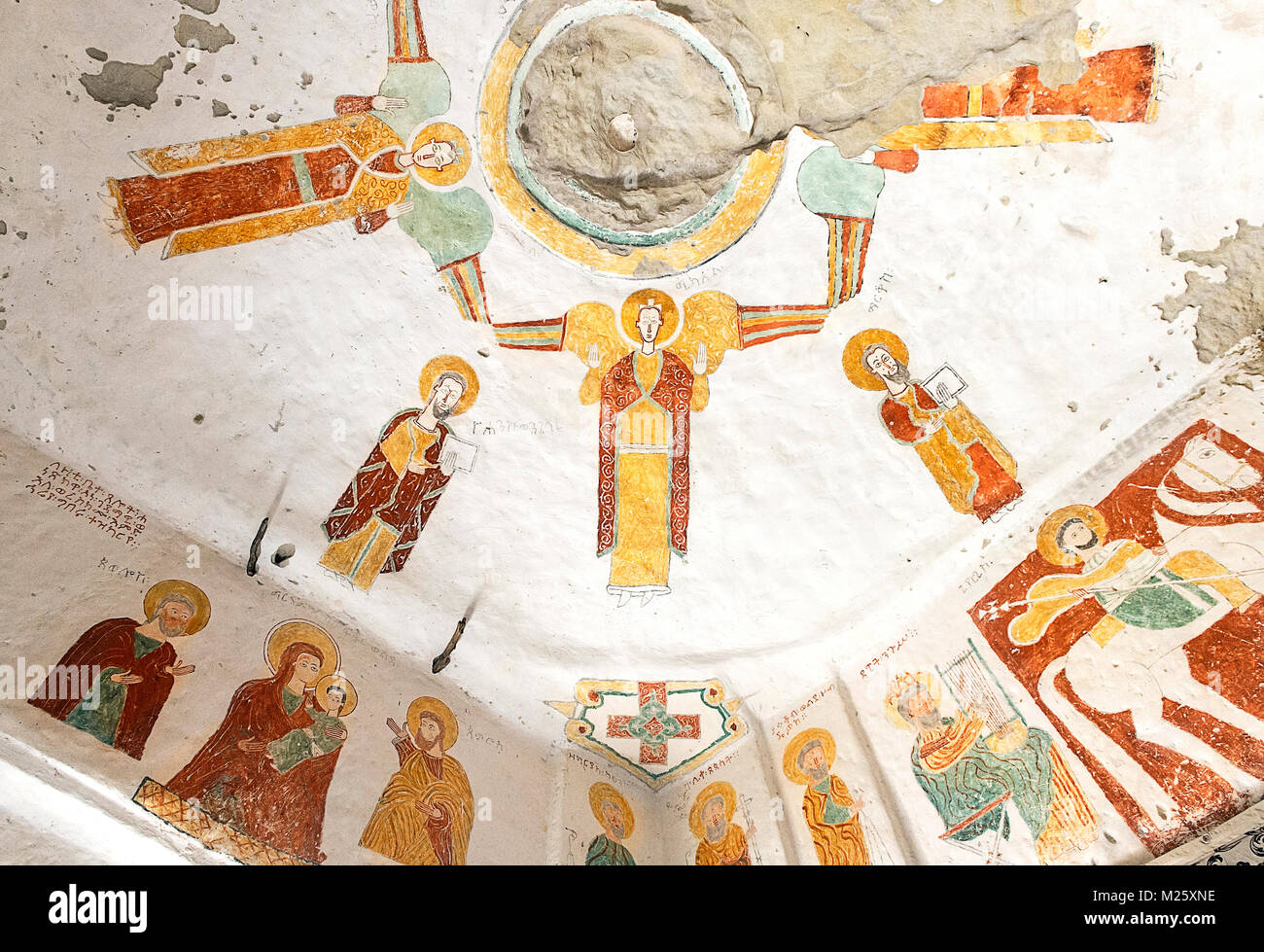 Deckengemälde mit der Darstellung eines Kreises der Erzengel und Evangelisten, Fresko in den Fels gehauen Kirche Daniel Qorqor, Gheralta, Tigray, Äthiopien Stockfoto