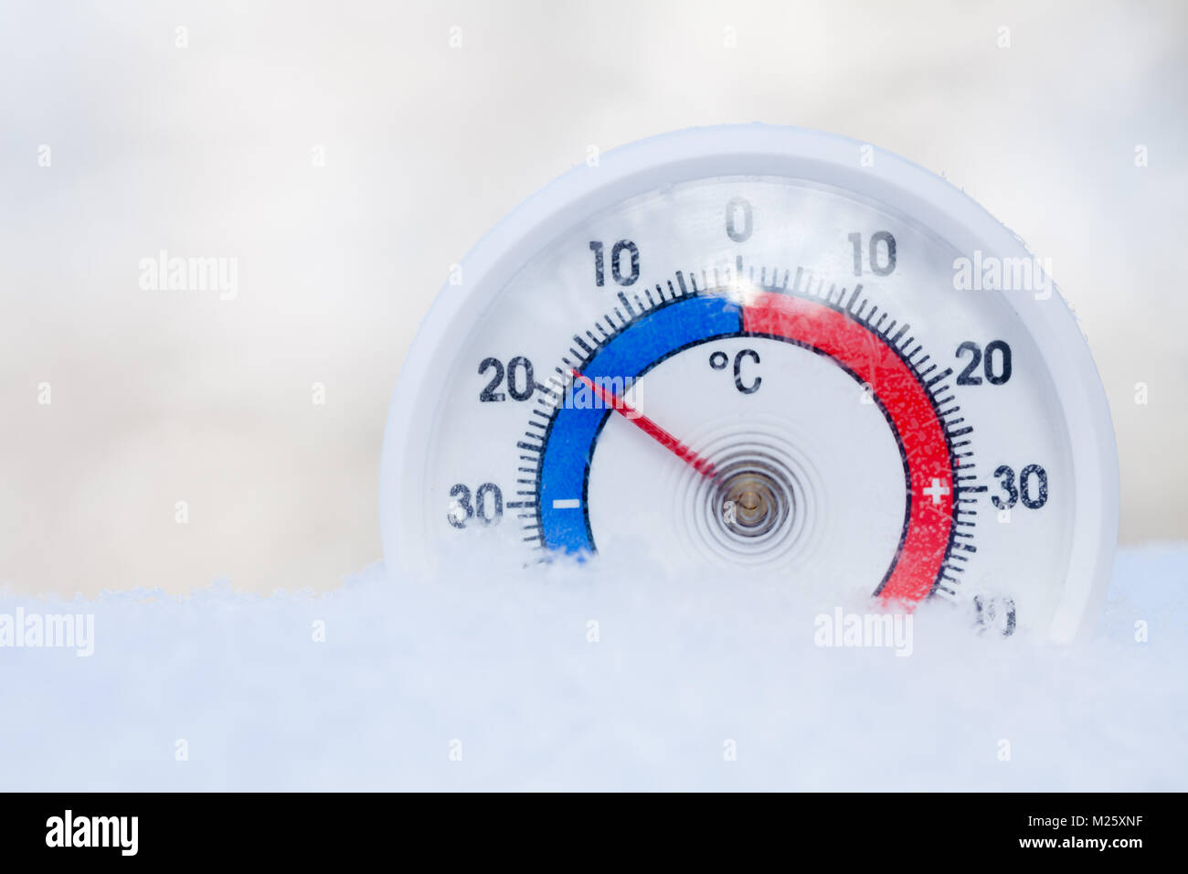 Thermometer mit Celsius in einem frischen Schnee mit Subzero Temperatur minus 17 Grad kalten