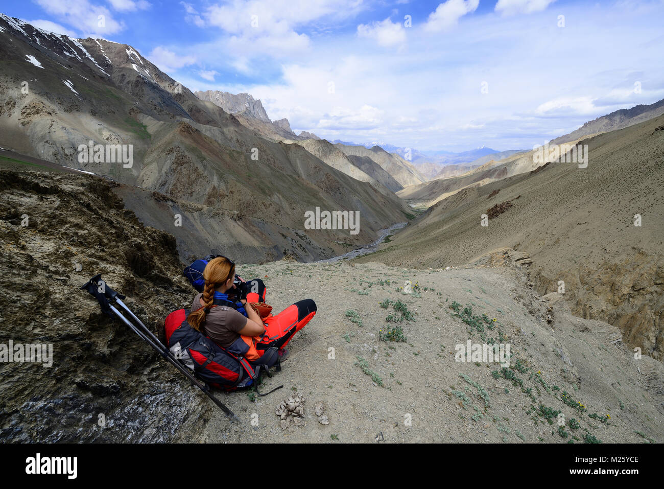 Reisender auf dem Trekking auf markha Valley Trek Route in Ladakh, Karakorum Panorama. Diese Region ist ein Zweck der Motorrad Expeditionen Stockfoto