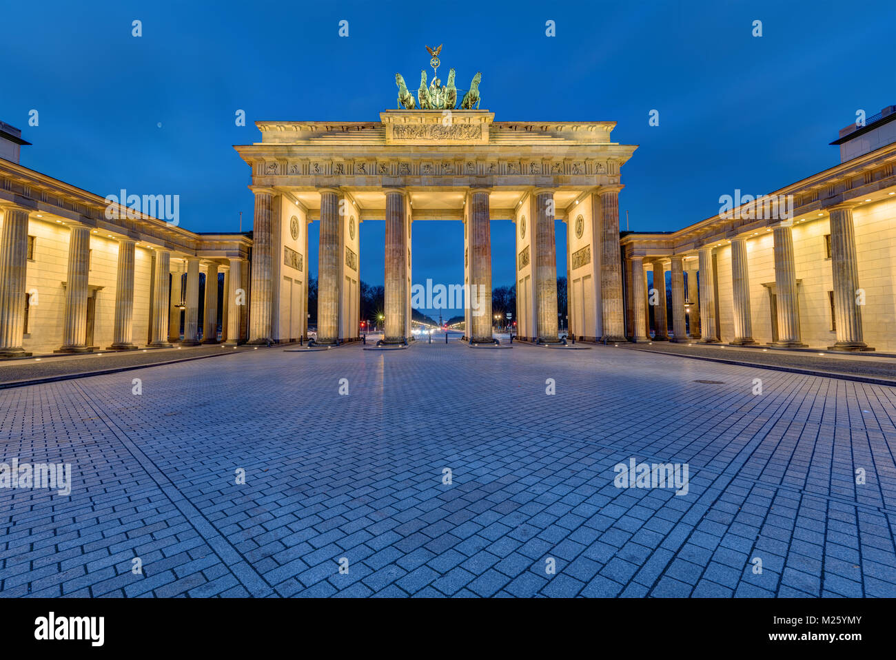 Das Brandenburger Tor in Berlin beleuchtet in den frühen Morgenstunden Stockfoto