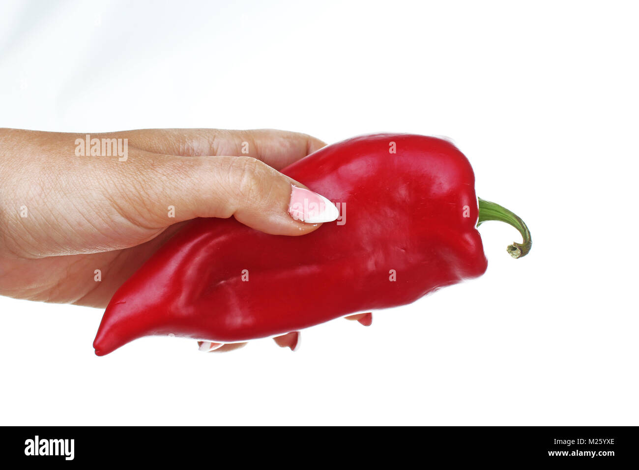 Frau hand mit rotem Pfeffer Paprika auf isolierten weißen Ausschnitt Hintergrund. Studio Foto mit Studio Beleuchtung einfach für jedes Konzept zu verwenden. Stockfoto