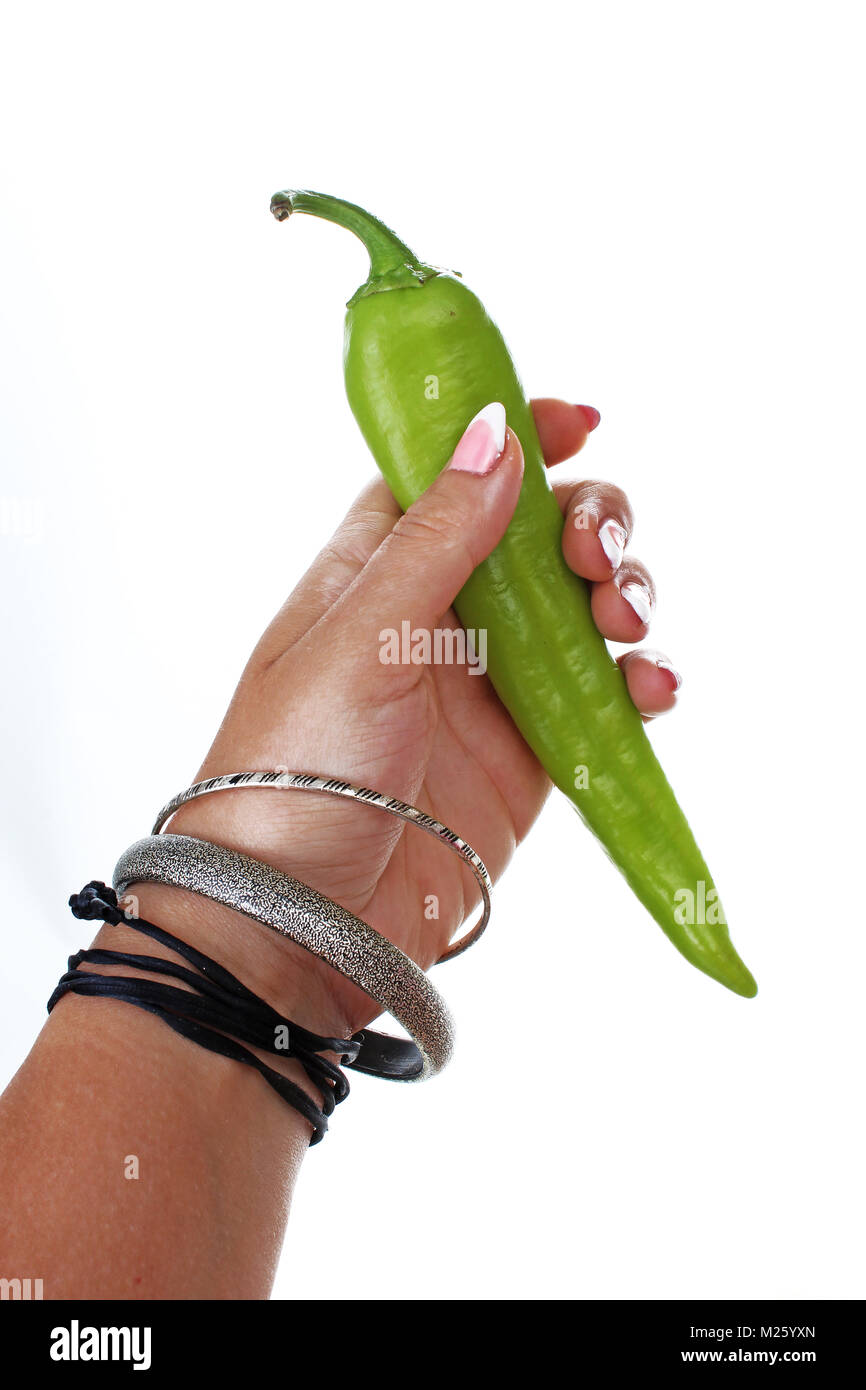 Frau Hand grüne Paprika auf isolierten weißen Hintergrund. Studio Foto mit Studio Beleuchtung einfach für jedes Konzept zu verwenden. Stockfoto