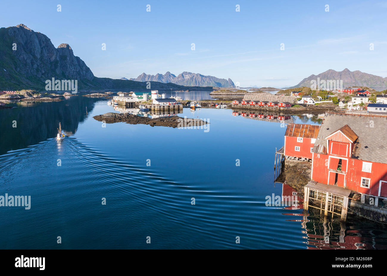 Angeln Boot anreisen nach Svolvaer, Insel von Austvågøya, Lofoten Archipel. Norwegen. Stockfoto