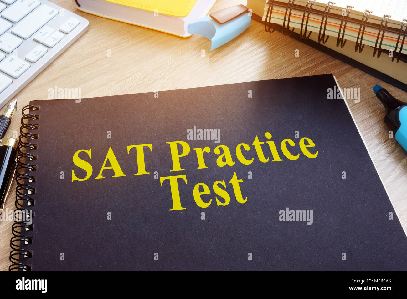 SAT Praxis Tests mit Lehrbüchern auf einen Schreibtisch. Stockfoto