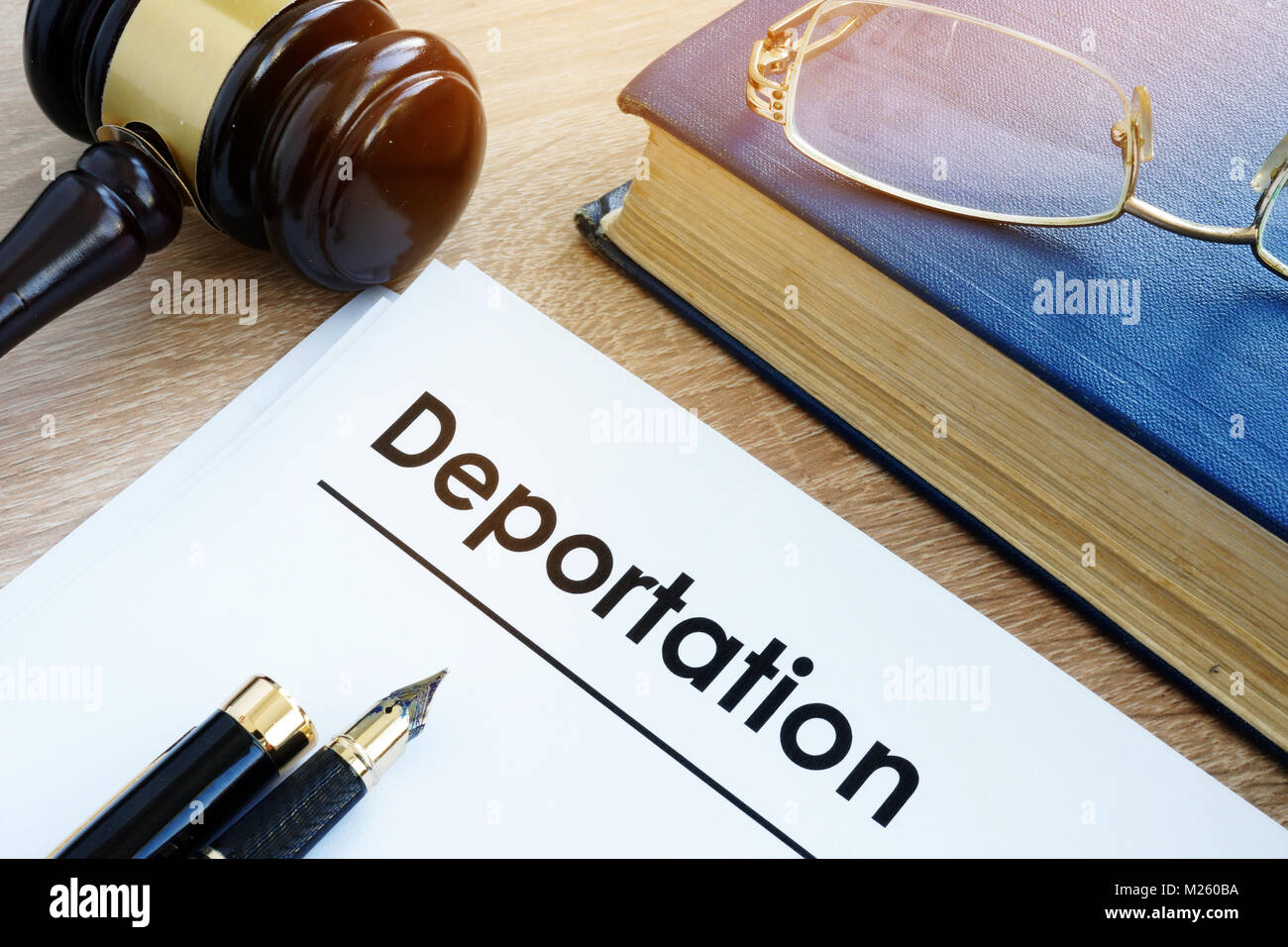 Deportation und anderen Dokumenten auf einem Schreibtisch. Stockfoto