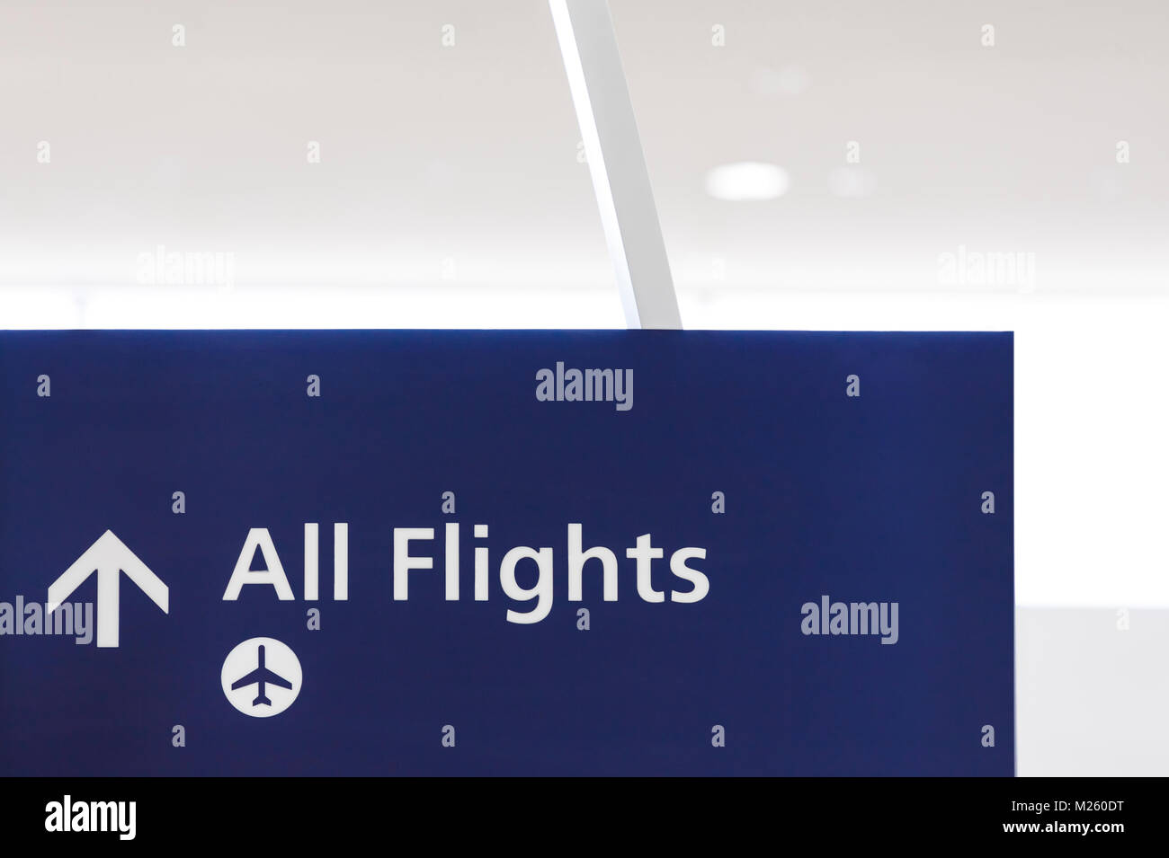 "Alle Flüge' Flughafen Schild mit Symbol der Flugzeug- und Richtungspfeil zum Boarding Bereich Tore. Air Travel Concept. Stockfoto