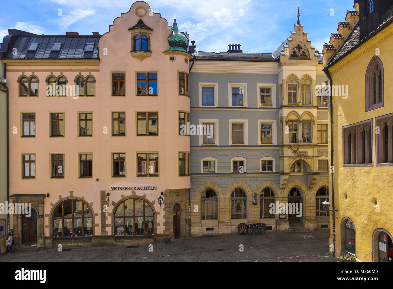 Historische Architektur auf dem Rathausplatz (Rathausplatz) in Regensburg, Bayern, Deutschland. Stockfoto