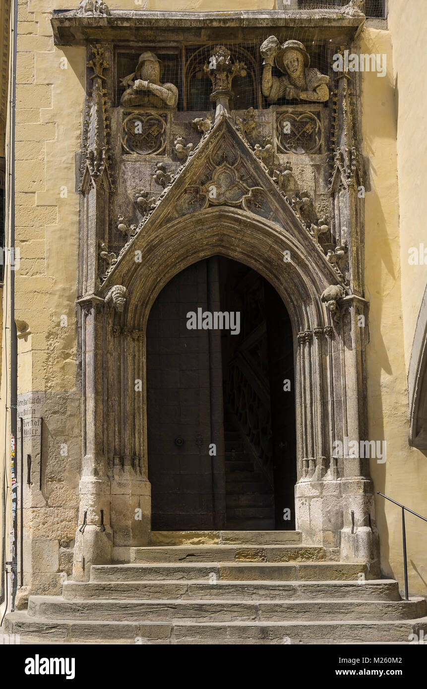 Der gotische Spitzbogen Portal des Alten Rathauses in Regensburg, Bayern, Deutschland. Stockfoto